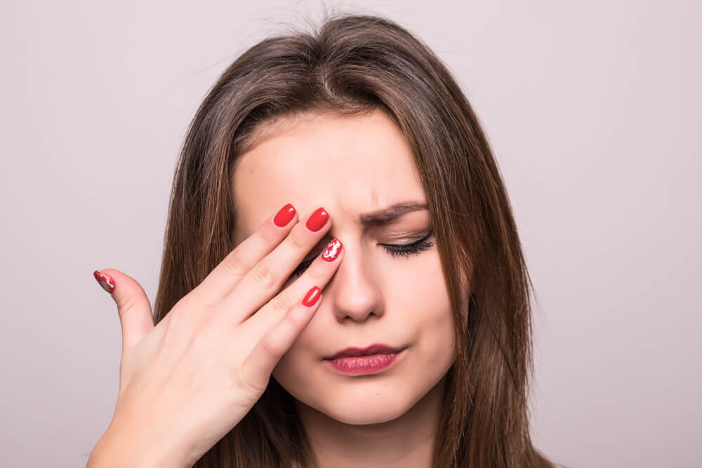 Titranje oka – Koji su simptomi i zašto se javlja?
